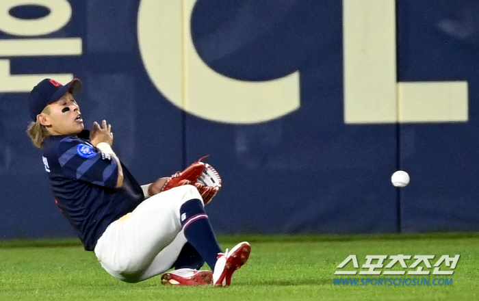 타구 맞는 고통보다 잡지 못한 아쉬움이 더 컸다. 걱정할 동료 위해 벌떡…