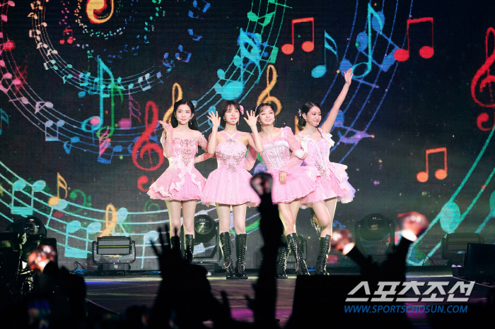 레드벨벳, 독일·네덜란드 첫 단독 콘서트 성황…'Red'와 'Velvet…