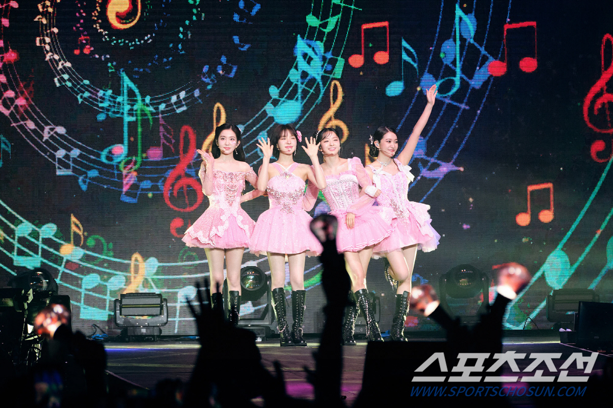 레드벨벳, 독일·네덜란드 첫 단독 콘서트 성황…'Red'와 'Velvet…