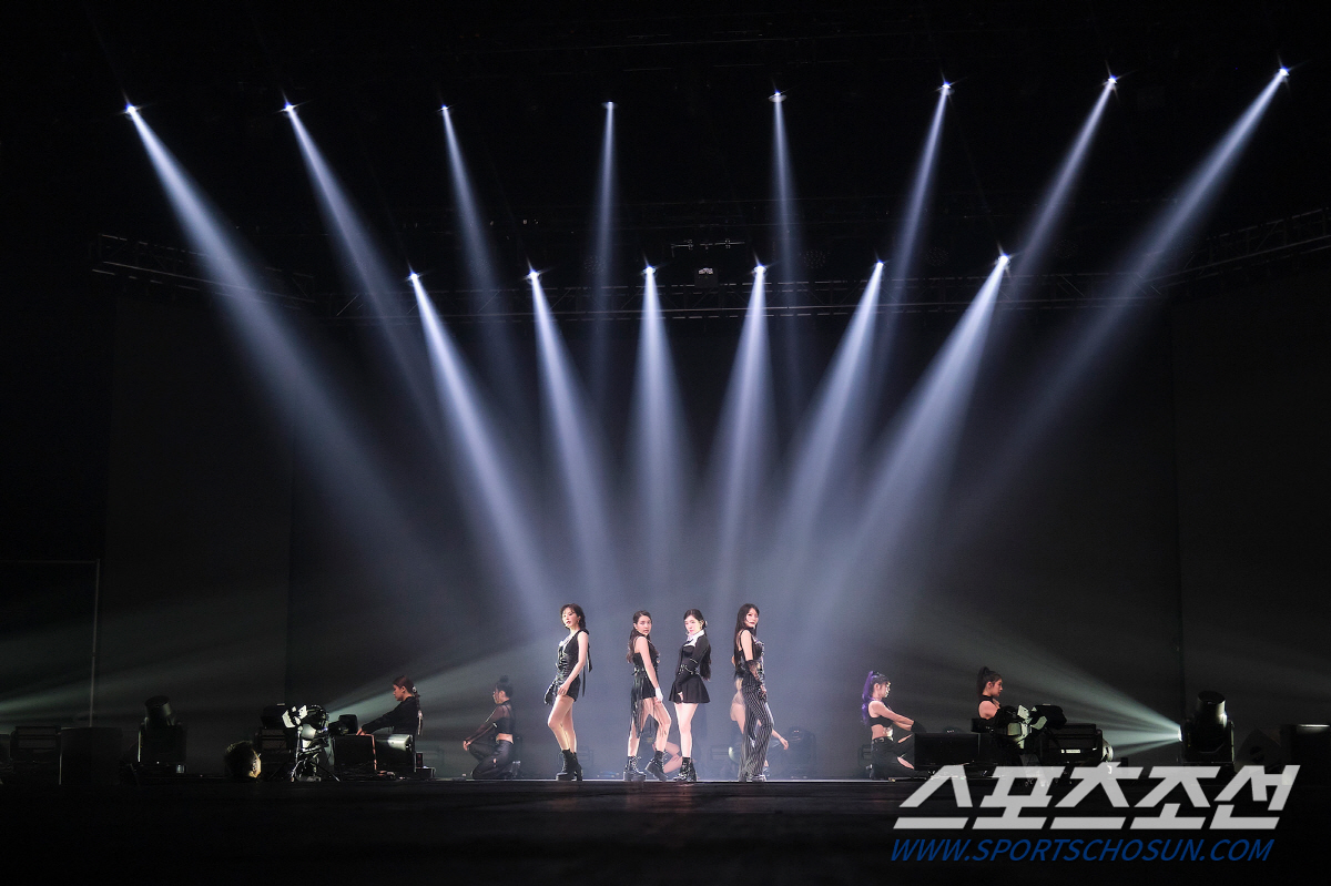 레드벨벳, 독일·네덜란드 첫 단독 콘서트 성황…'Red'와 'Velvet…