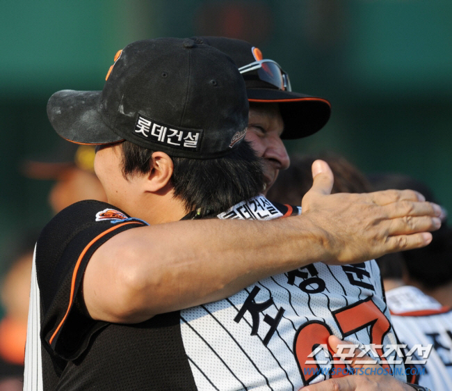 로이스터 전 감독과 조정훈. 스포츠조선DB