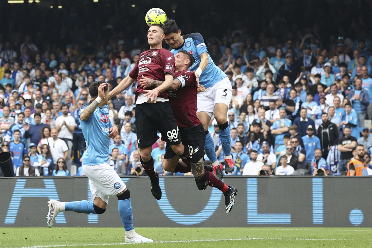 '철기둥 공백 메울 수 있나?' 김민재 공백 비상! 나폴리. 일본 최고 …