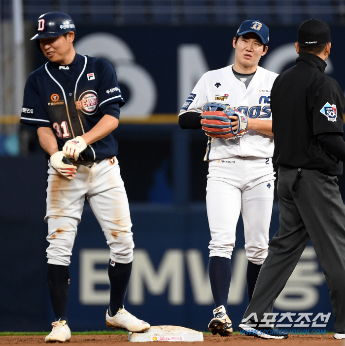 '형님 먼저 아우 먼저' 충돌 후 넘어진 후배 부축한 정수빈, 손으로 스…