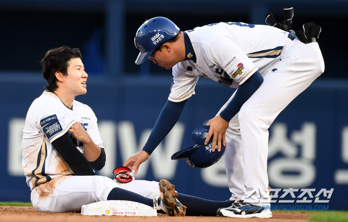 '형님 먼저 아우 먼저' 충돌 후 넘어진 후배 부축한 정수빈, 손으로 스…