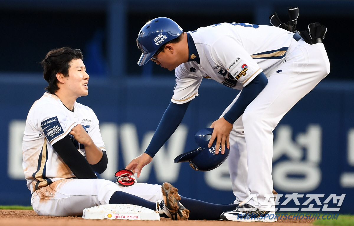 '형님 먼저 아우 먼저' 충돌 후 넘어진 후배 부축한 정수빈, 손으로 스…