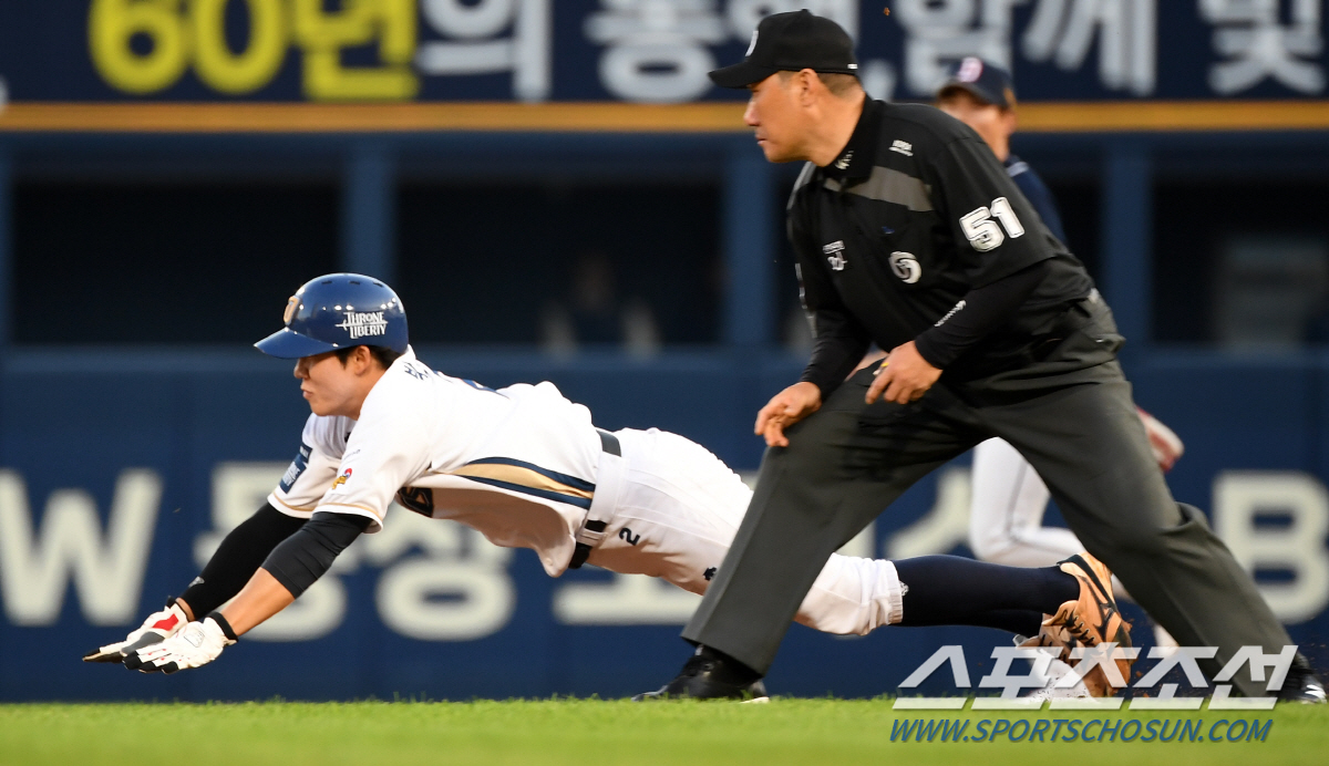 '형님 먼저 아우 먼저' 충돌 후 넘어진 후배 부축한 정수빈, 손으로 스…
