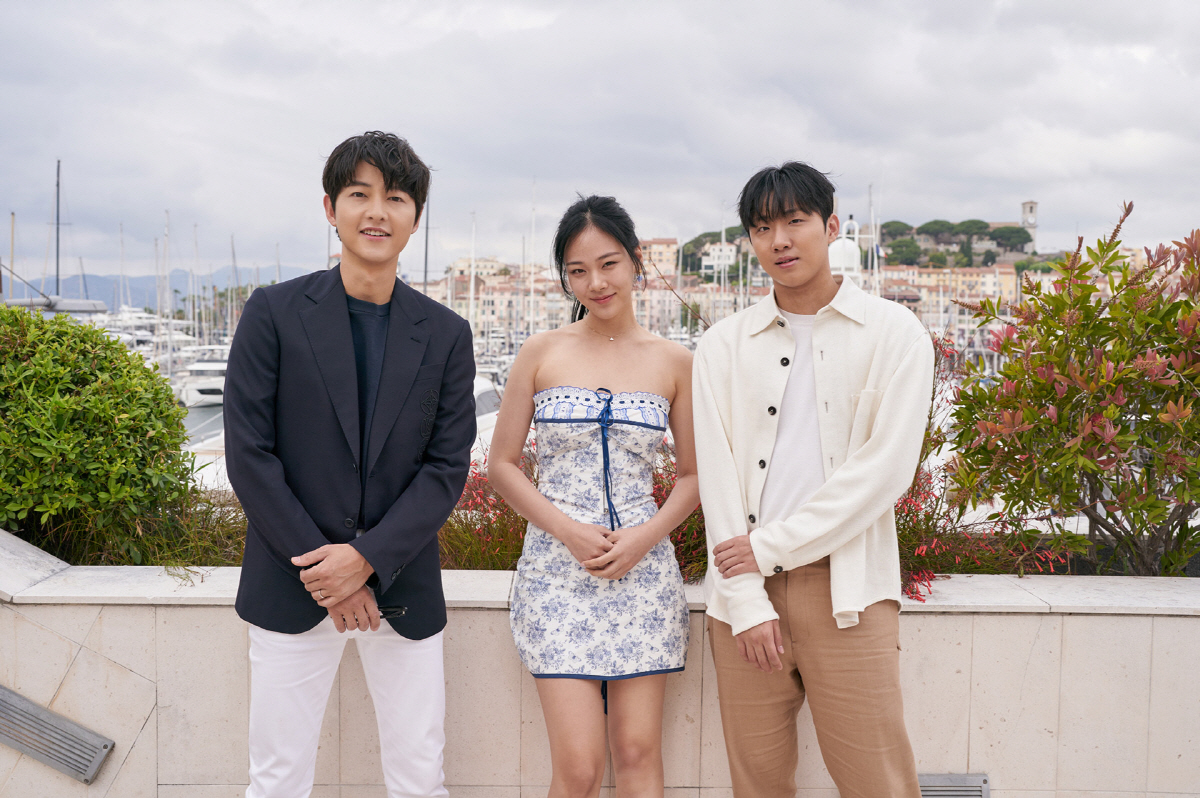 송중기 "생애 첫 칸, 오래 기억하고 싶은 값진 경험" 비하인드 대방출