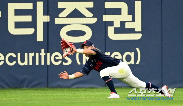 '글러브 주인을 찾습니다' 슈퍼 캐치 노리며 몸 날린 황보르기니, 그러나…