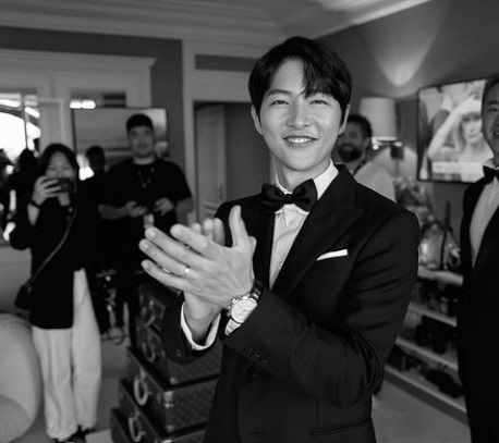 '예비 아빠' 송중기, 세상 다 가진듯한 미소…L사 수트입고 장난기 폭발