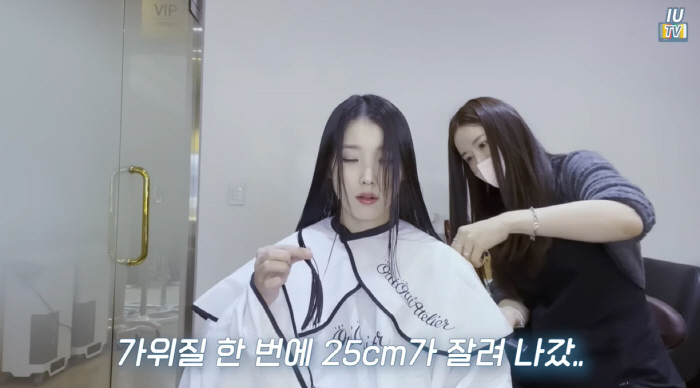 "머리 자르기 최초 공개"...'이종석♥' 아이유, 장발유→단발유 변신 …
