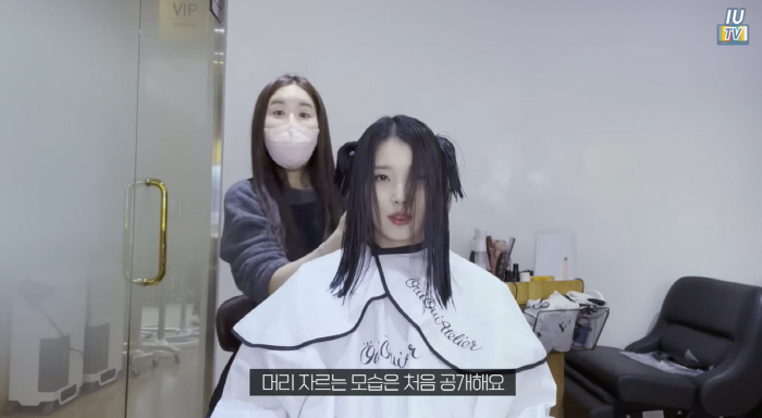 "머리 자르기 최초 공개"...'이종석♥' 아이유, 장발유→단발유 변신 …
