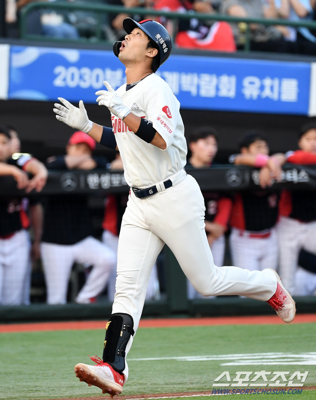 "사직에 내 응원가가 울려퍼진다" 5년치恨 쏟아낸 한방…눈도 목소리도 젖…