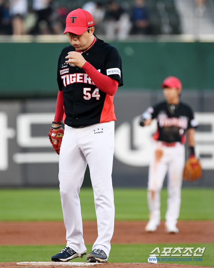'이건 악몽이야' 2이닝 9실점 데뷔 이후 최다 실점, 사직 마운드서 기…