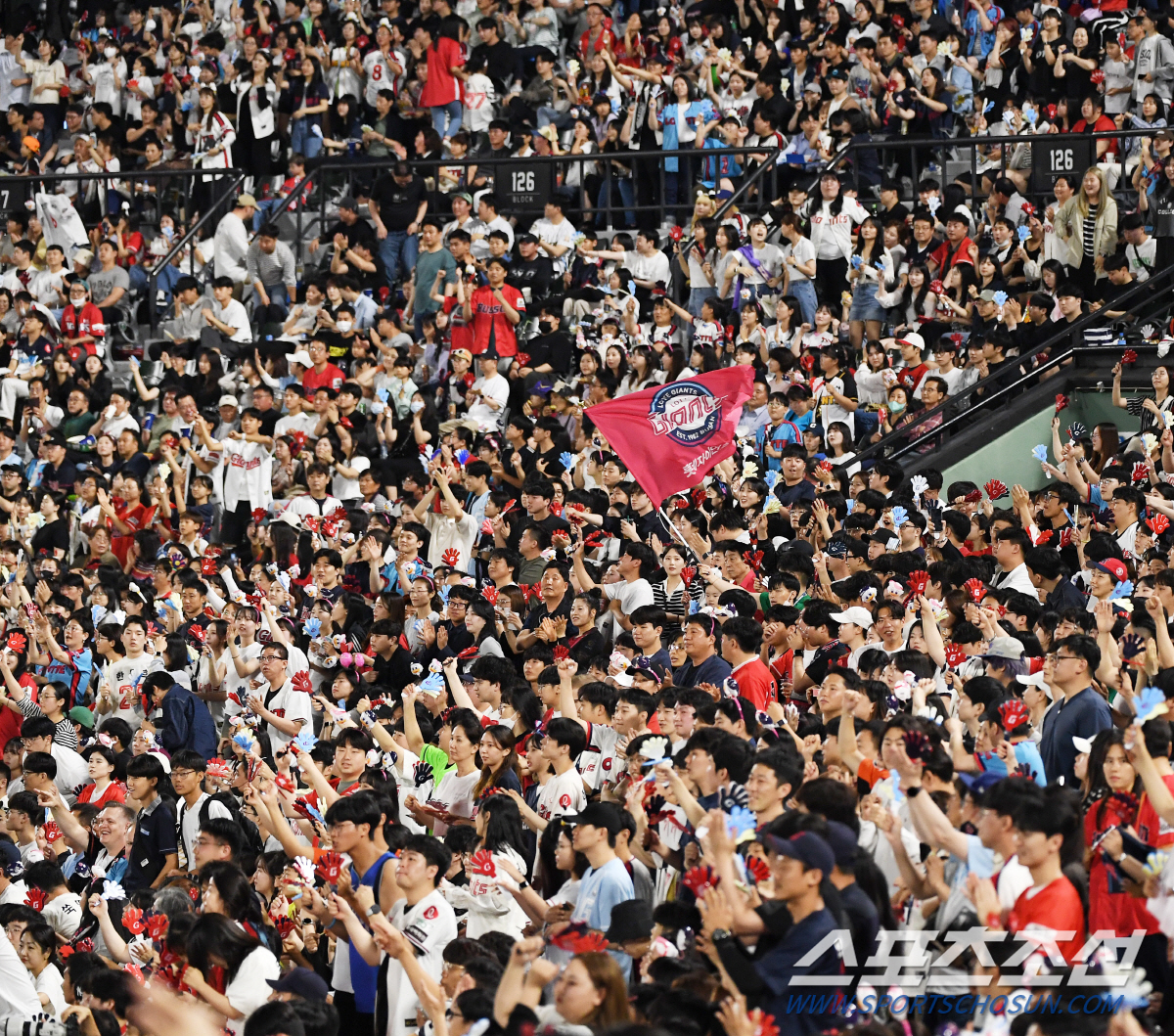 '사직 아이돌 김민석' 2안타 3타점 물오른 타격감, 야구까지 잘하니 인…