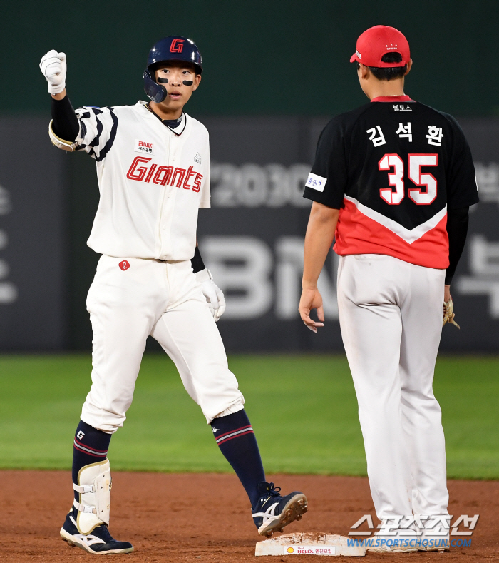 '사직 아이돌 김민석' 2안타 3타점 물오른 타격감, 야구까지 잘하니 인…