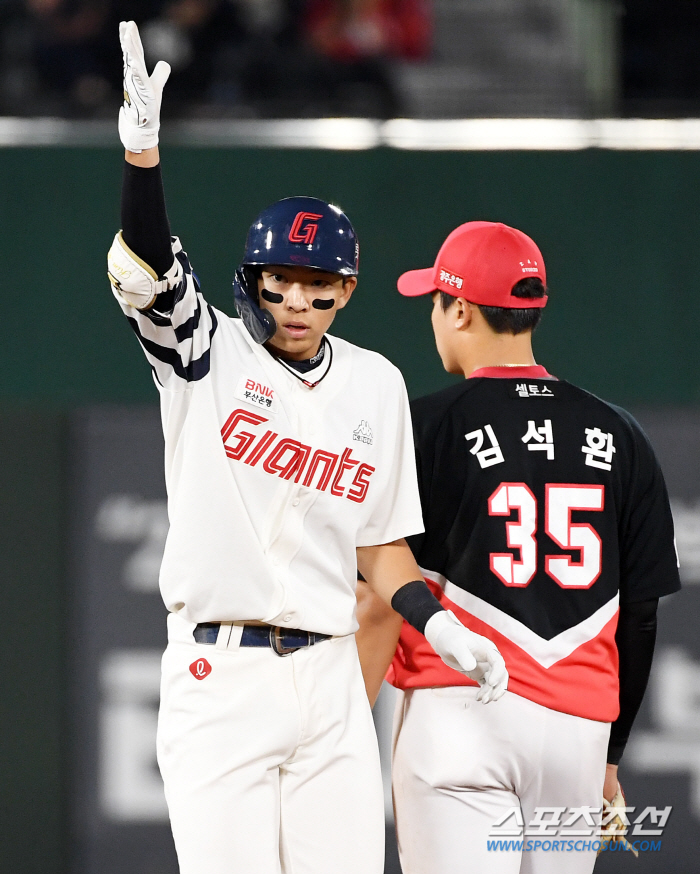 '사직 아이돌 김민석' 2안타 3타점 물오른 타격감, 야구까지 잘하니 인…