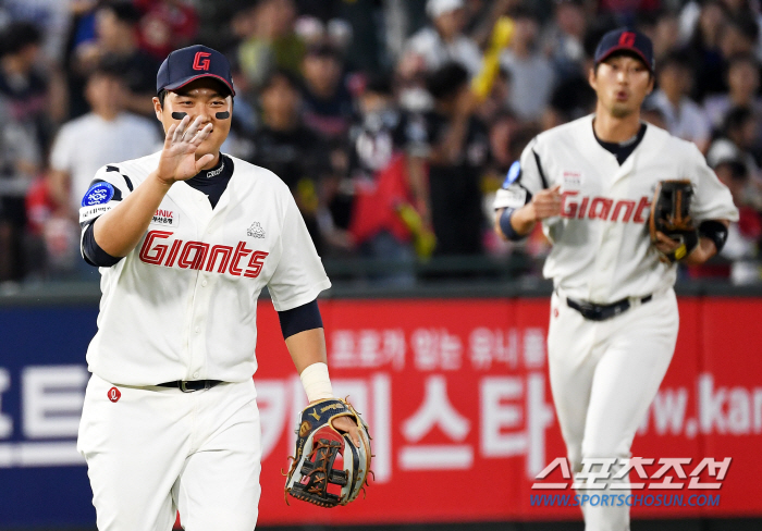 '똑바로 안 던져?' 엉덩이 맞고 각성한 한동희, 시즌 첫 3안타 경기 …