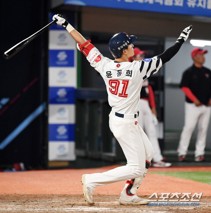 '레전드가 칭찬한 재능' 외야수 전향 1년도 안된 윤동희, 강한 어깨+타…