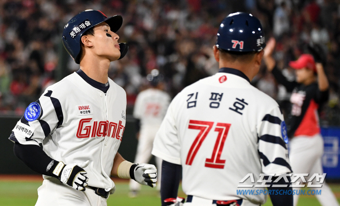 '레전드가 칭찬한 재능' 외야수 전향 1년도 안된 윤동희, 강한 어깨+타…