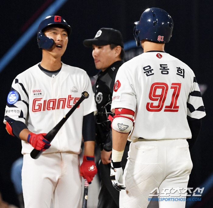 '레전드가 칭찬한 재능' 외야수 전향 1년도 안된 윤동희, 강한 어깨+타…