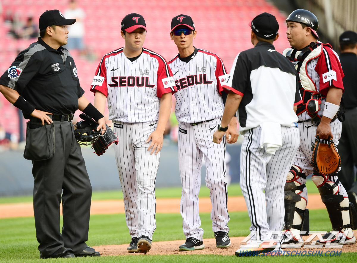고우석이 왔는데... 트레이드 성공사례로 환골탈태한 함덕주 팔꿈치 이상으…