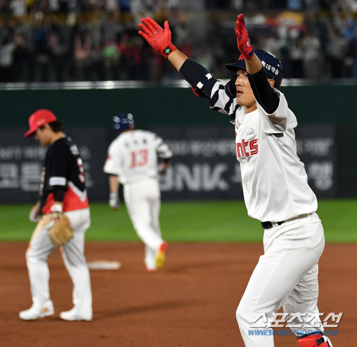 "한국시리즈 느낌" 1점차 혈투→끝내기 드라마…사령탑이 주목한 '팀플레이…