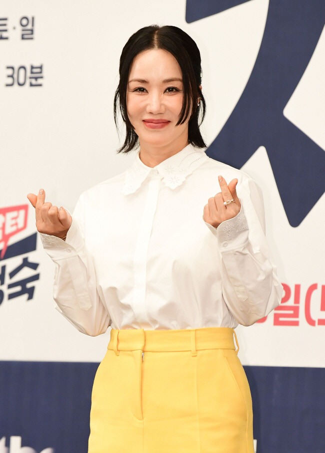 엄정화 "차정숙X유랑단, 가수·연기 함께해 다시 살고있다는 느낌"