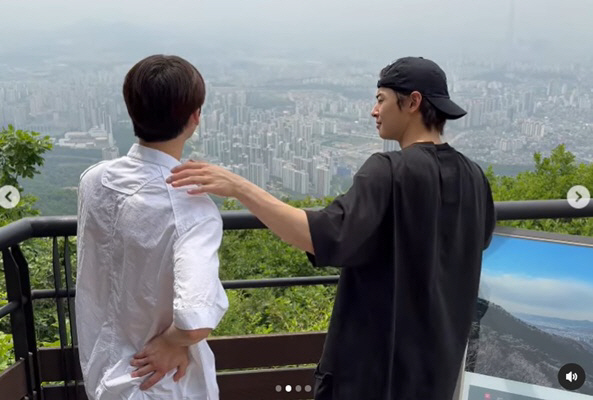 차은우·산하, 故문빈 추모공간 찾았다…어깨동무하고 바라본 하늘 [종합]