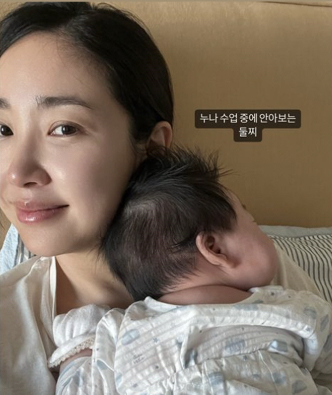 최희, 첫째 딸이 수업 중일 때 안아보는 아들…'동글동글 귀여운 뒷통수'