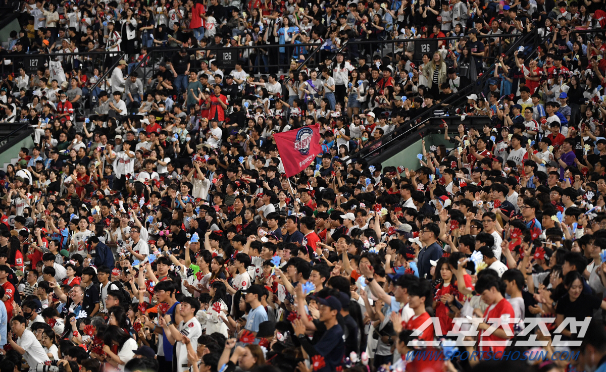 '엘.롯.기' 흥행 쌍끌이…'280만 돌파' KBO 관중, 작년 대비 3…