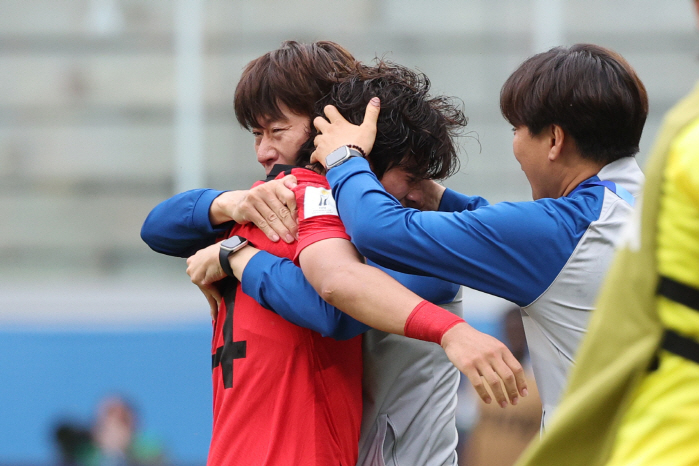 "우린 박승호 너와 함께해" '4강 신화' 김은중호가 태극기와 함께 휘날…