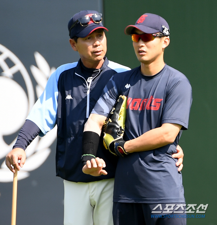 '어떻게 안 예뻐하리' 아픈 팔 이끌고 홀로 외야에 남은 안권수, 제자 …
