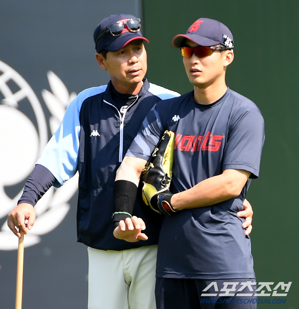 '어떻게 안 예뻐하리' 아픈 팔 이끌고 홀로 외야에 남은 안권수, 제자 …