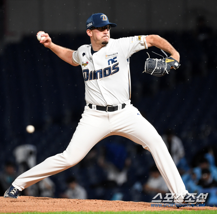'페디급 구위 vs 칼날 제구' 패기와 노련미의 충돌, 첫판에 많은 것이…