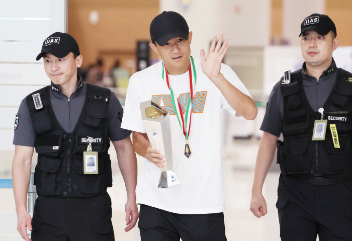 '목에는 우승 메달 걸고, 손에는 최우수 수비수상 들고' 伊 정복한 김민…