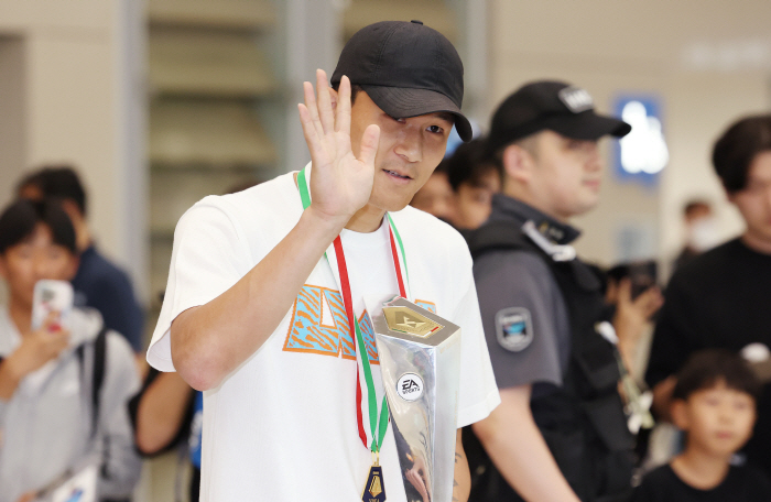 '목에는 우승 메달 걸고, 손에는 최우수 수비수상 들고' 伊 정복한 김민…