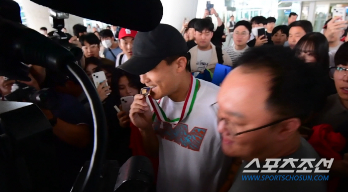 '이게 우승의 맛~' 김민재 '우승메달 입에 물고 금의 환향' [귀국 현…