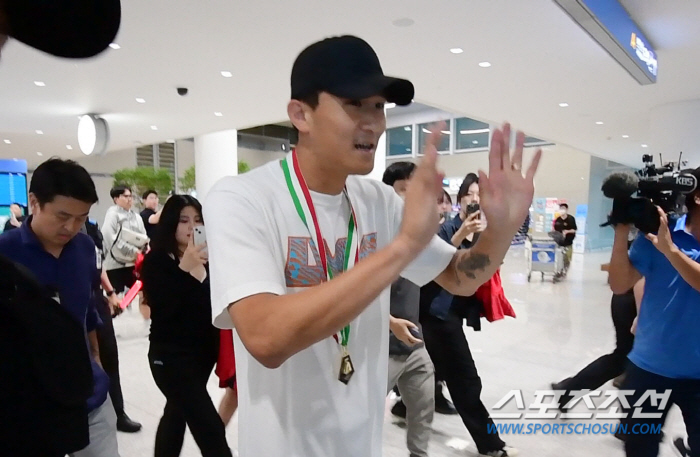 '이게 우승의 맛~' 김민재 '우승메달 입에 물고 금의 환향' [귀국 현…