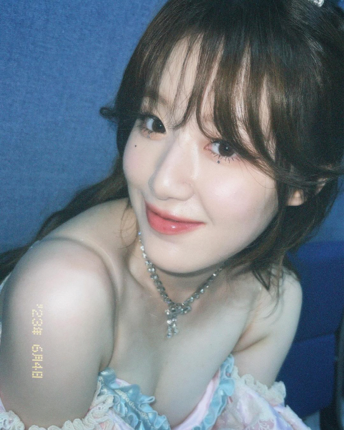 슈화, 침묵의 '반말 논란' 속 푹 빠진 공주놀이…화려한 '퀸카'