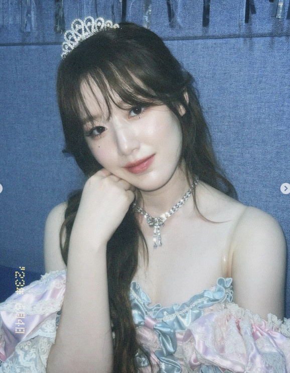 슈화, 침묵의 '반말 논란' 속 푹 빠진 공주놀이…화려한 '퀸카'