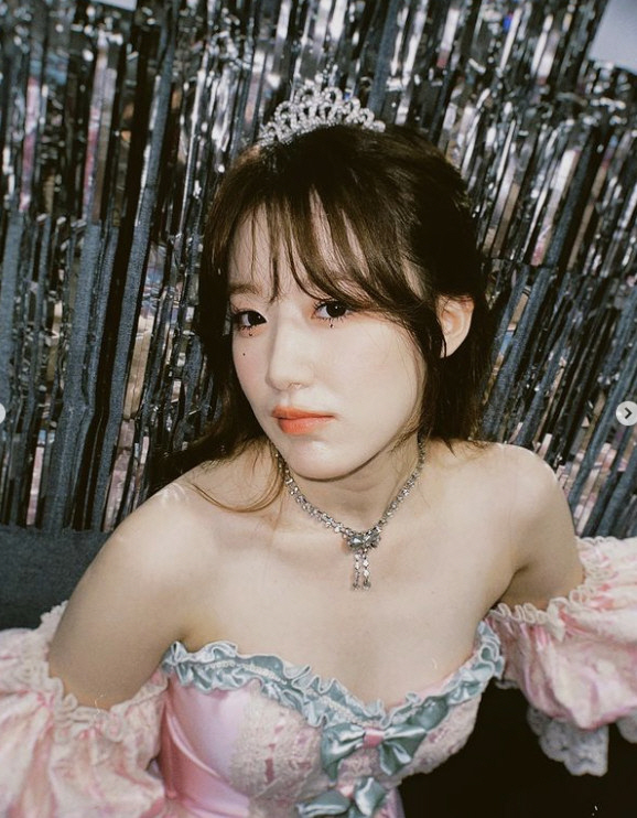 슈화, 침묵의 '반말 논란' 속 푹 빠진 공주놀이…화려한 '퀸카'