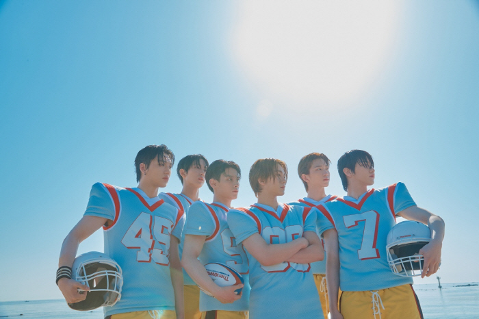 '컴백' 더뉴식스(TNX), 신보 '보이후드'로 'Y2K돌' 변신…청량 …