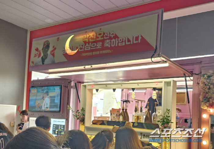 "신기해" 외인도 놀란 찐팬심, 마수걸이포 이튿날…생일상 제대로 받았다[…
