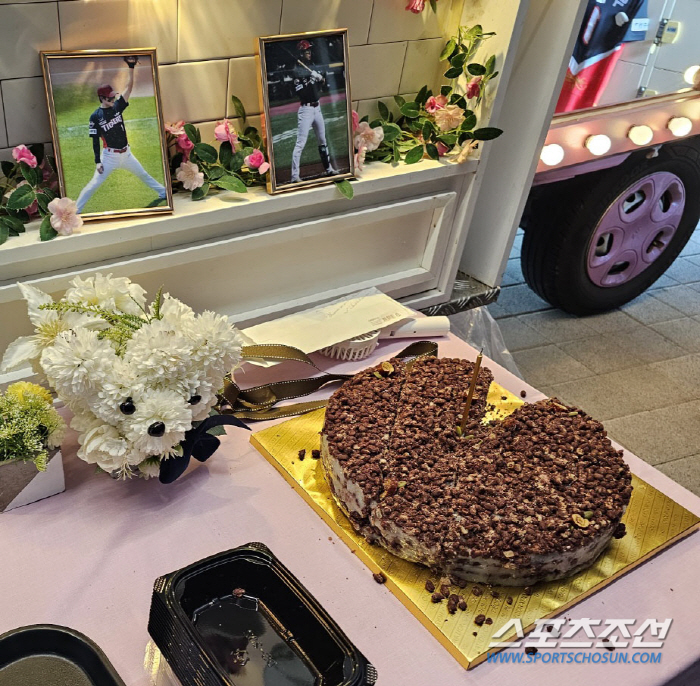 "신기해" 외인도 놀란 찐팬심, 마수걸이포 이튿날…생일상 제대로 받았다[…