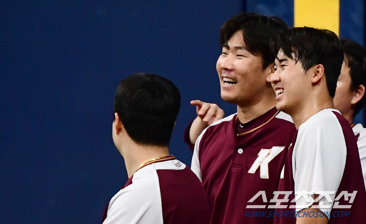 안우진-정찬헌 '영웅 형님들, 장재영 살리기에 총출동' [고척 현장]