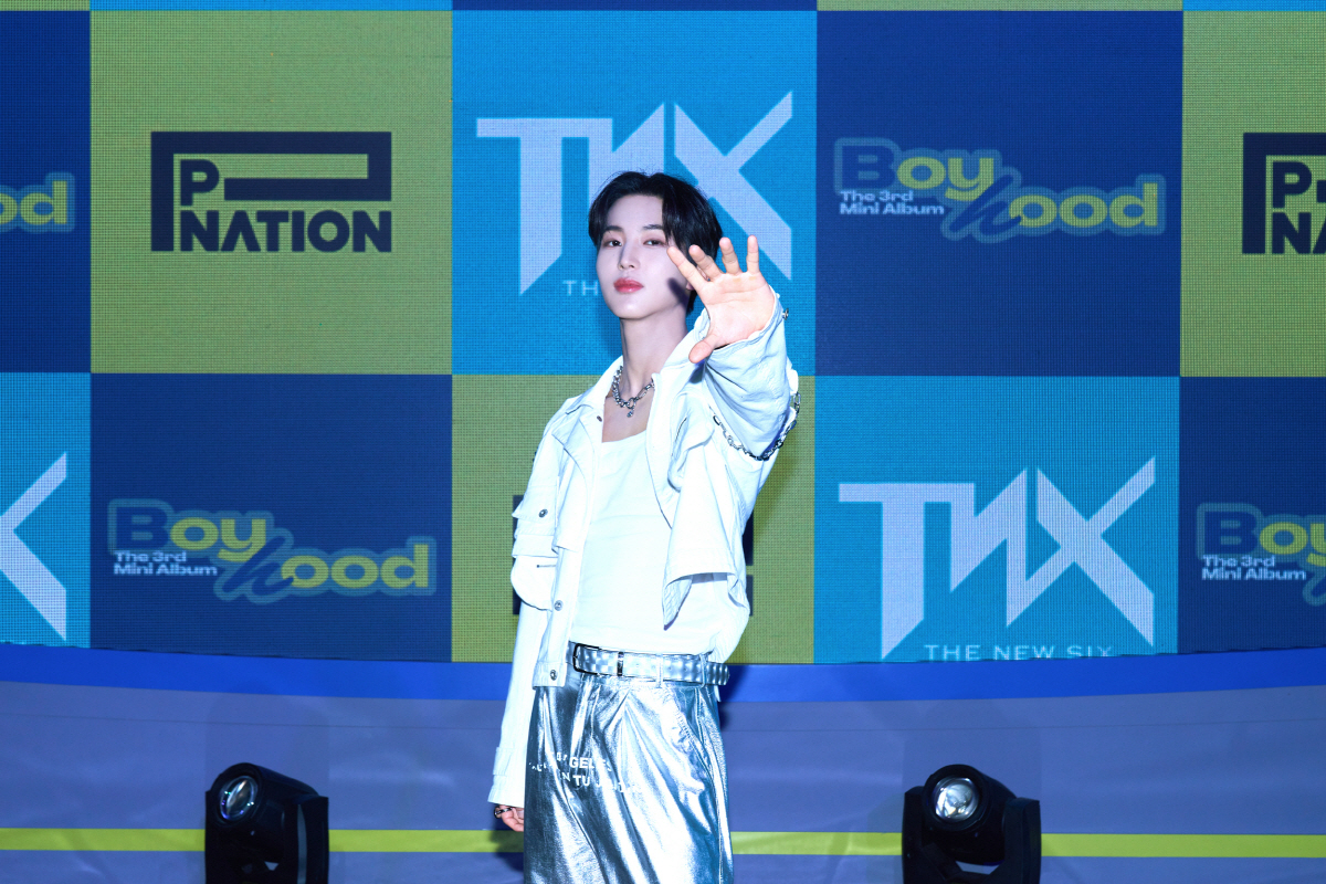 [SC현장] "활동중단 천준혁=버팀목"…더뉴식스, Y2K 세기말 감성 컴…