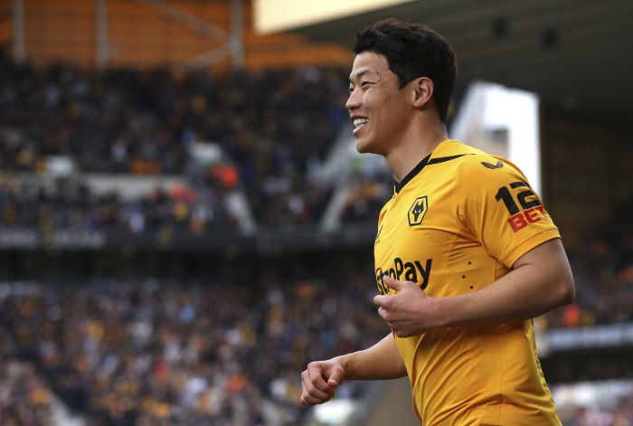 '뉴캐슬-AS로마 이적설' 황희찬의 잔류 선언 "울버햄턴과 유럽 클럽 대…