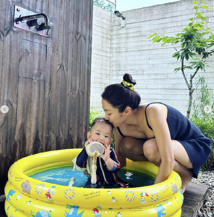 '치과의사♥' 전혜빈, 아들과 물놀이 '2년 공백기 불구 놀라운 수영복 …