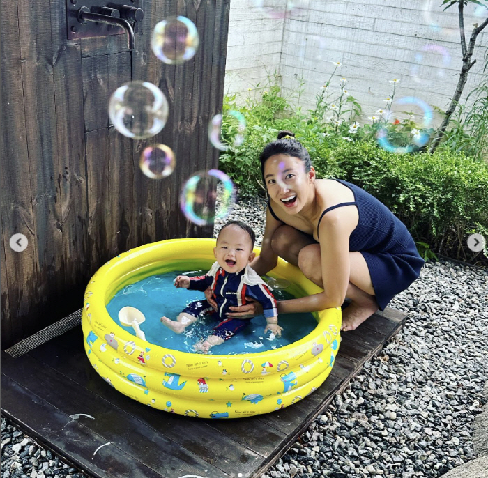 '치과의사♥' 전혜빈, 아들과 물놀이 '2년 공백기 불구 놀라운 수영복 …