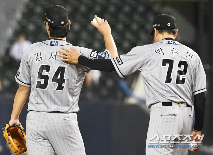 '영점이 안 잡히네' 0.1이닝 강판 슈퍼루키, '160km 강속구도 제…